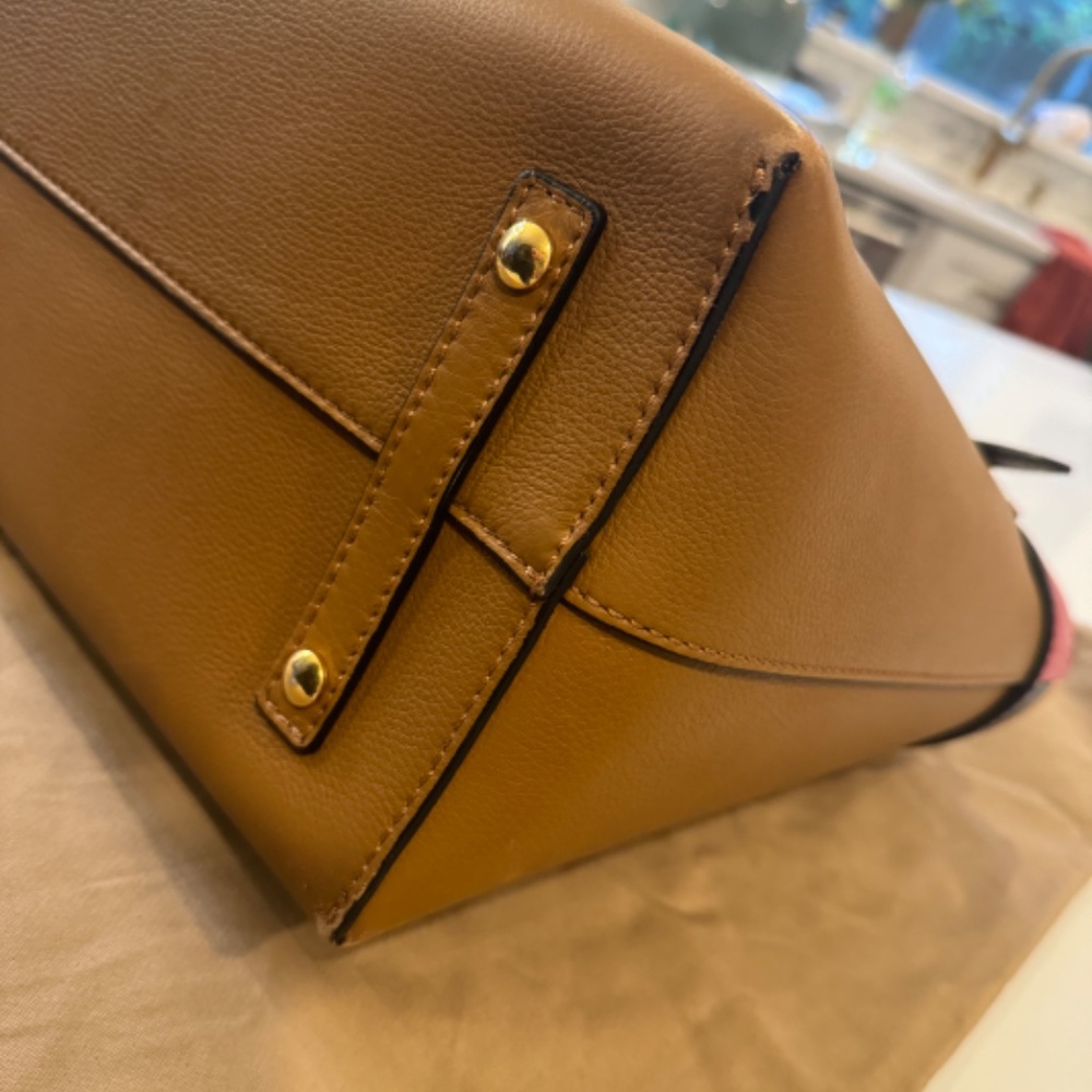 Burberry Belt Tote - Picture 6 of 9